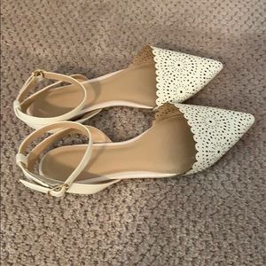 Pointy-toe off-white sandals